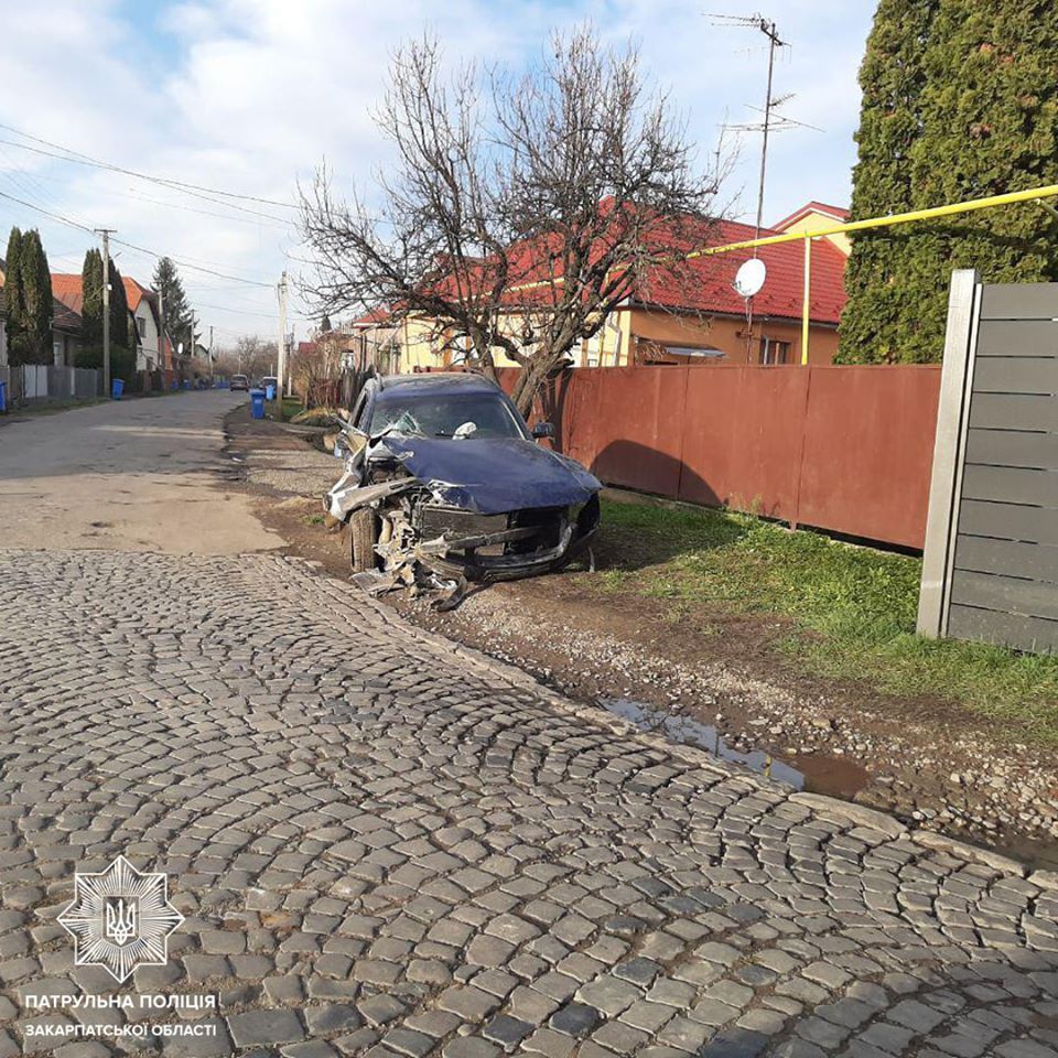 ДТП в Мукачево: Патрульные разыскивают владельца разбитого "Volkswagen" 