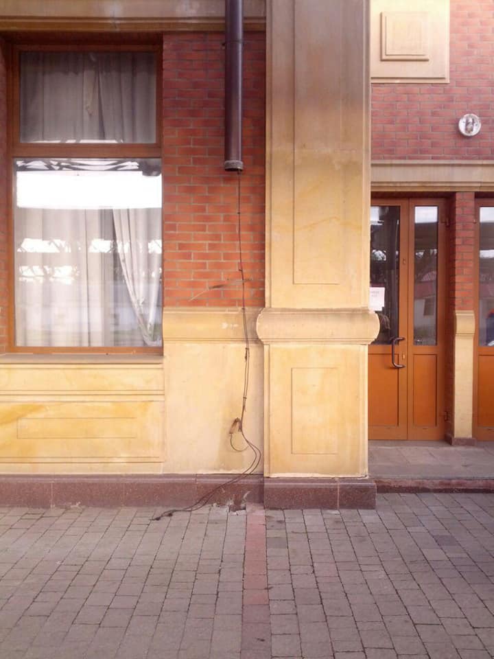 В Закарпатье на одном из вокзалов внезапно исчезли две водосточные трубы