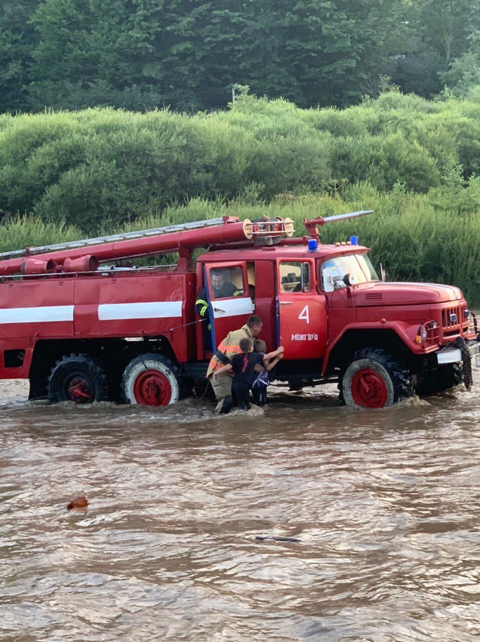 Кричали на помощь: В Закарпатье бурная река стала ловушкой для трёх мальчиков 