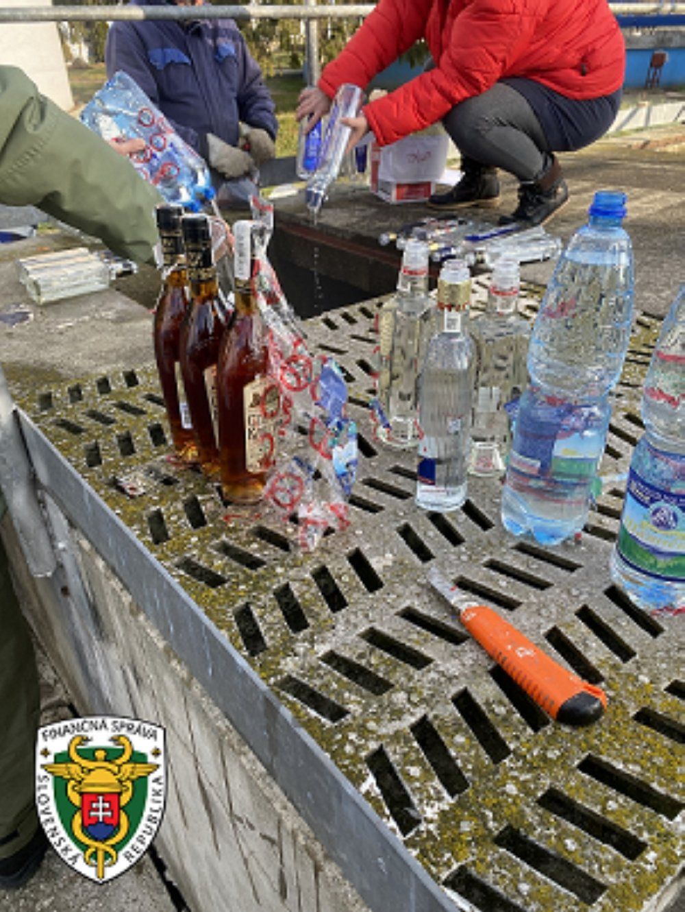 Словаки показали, как уничтожают алкоголь, изъятый на границе с Закарпатьем