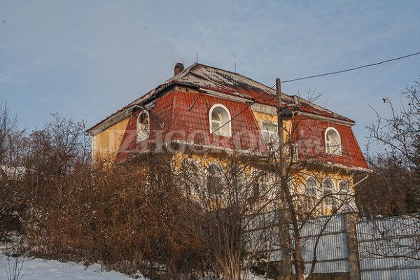 Дом генерала милиции Варцабы после обстрела из гранатомететов