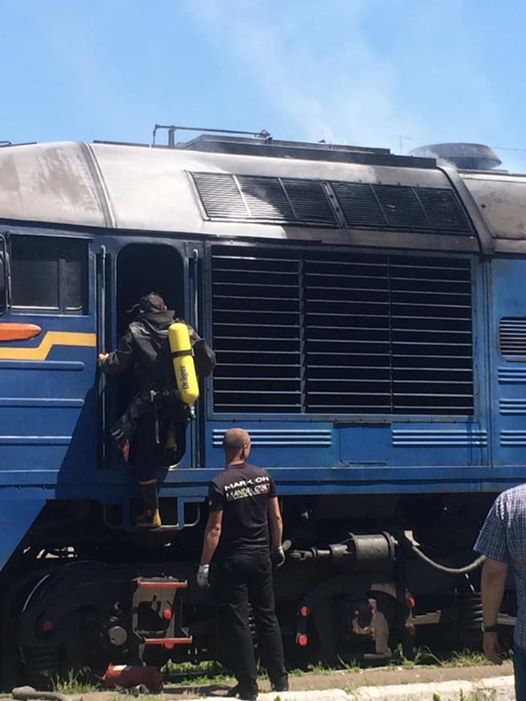 На Закарпатье спасатели тушат пожар в поезде