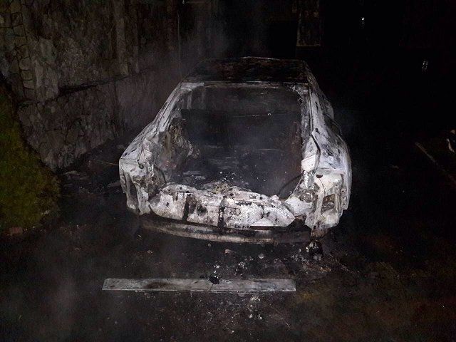 На Закарпатье: ночью неизвестные подожгли авто