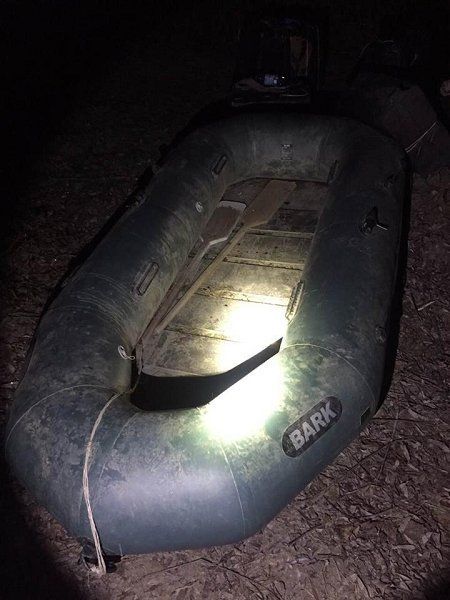 В Закарпатье контрабандисты сбежали от пограничников бросив лодку и сигареты