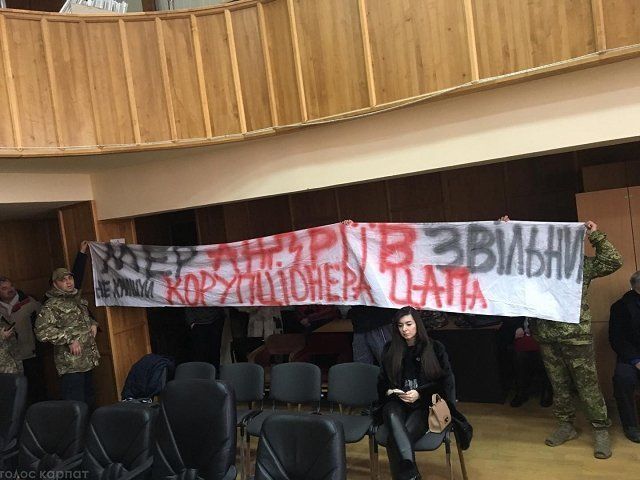 Сессия горсовета в Ужгороде: Плакаты, протесты и принятие бюджета