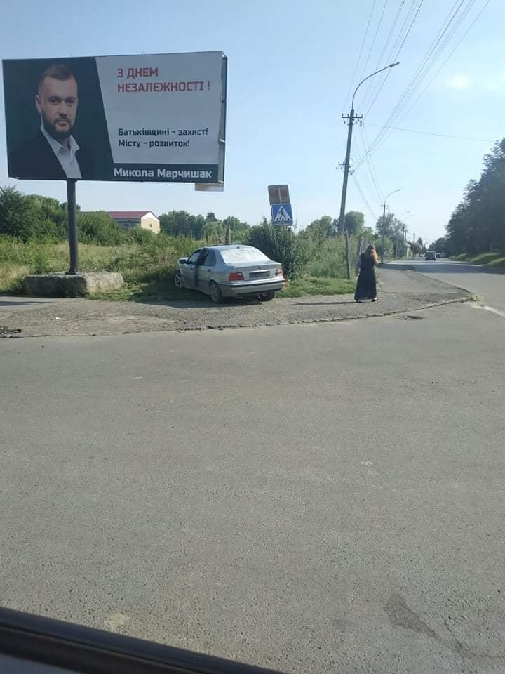 "Там ей и место": В Ужгороде автомобиль после ДТП оказался в мусорке