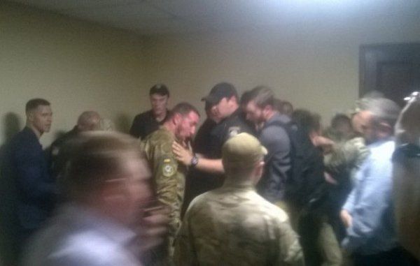 В Киевсовете подрались спецназовцы с бойцами добробатов