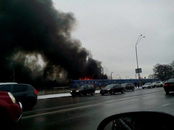 В Киеве бушует масштабный пожар у станции метро "Лесная"