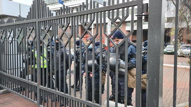В Киеве сегодня суд по "угольному делу" Порошенко - стянули силовиков, "шоу" началось