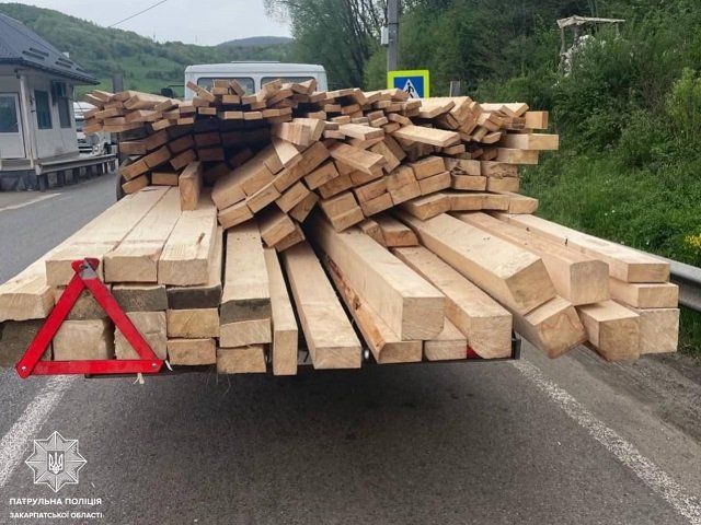 Не проскочил: В Закарпатье поймали Mercedes с сомнительной древесиной