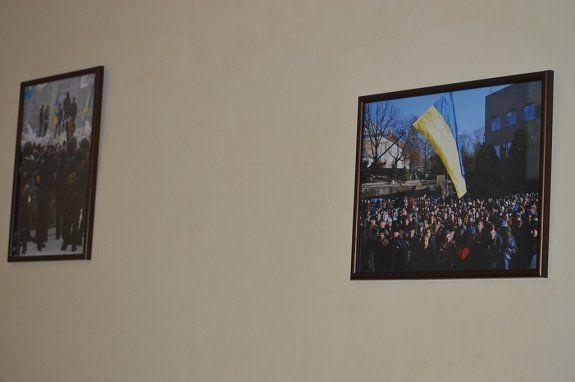 В Закарпатской ОГА открыли экспозицию фото Революции Достоинства
