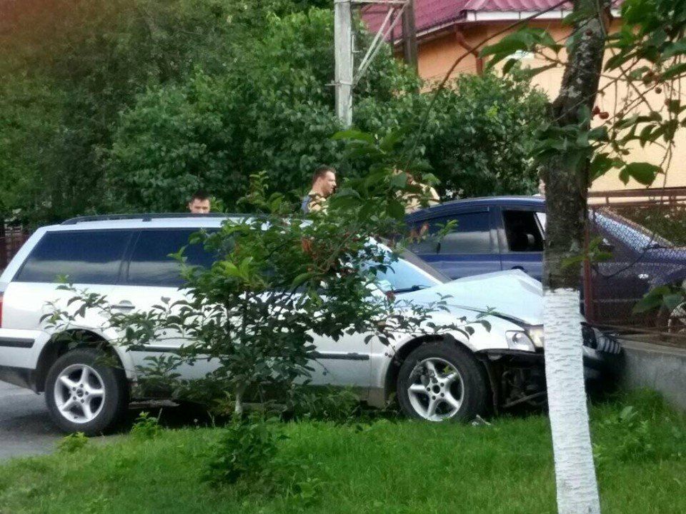 В Закарпатье легковушка устроила ДТП на оживленной улице 