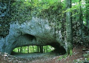 Пещера находится к северу от села Великая Уголька (Тячевский район)