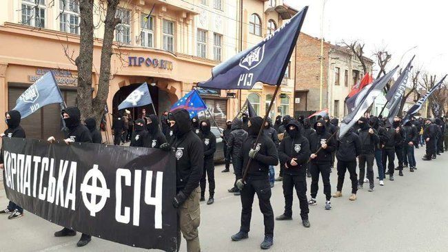 В Ужгороде выкрикивали националистические лозунги, жгли файеры и дымовые шашки