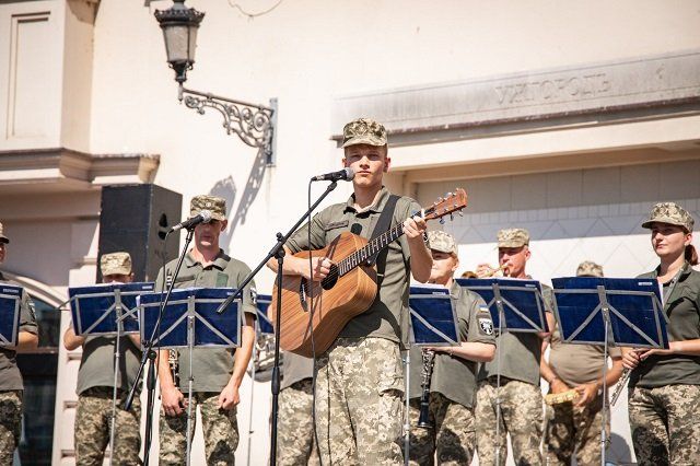 В Ужгороде сегодня выступил военный оркестр 128-й бригады