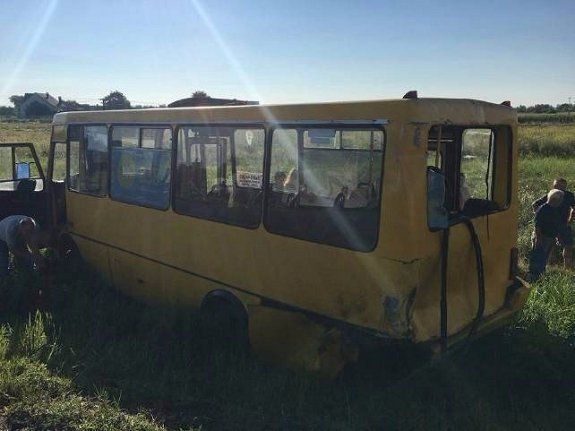 На Львовщине автобус с детьми столкнулся с маршруткой