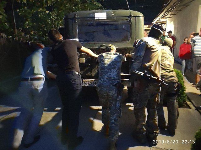 В Закарпатье, со стрельбой из автомата, погранцы шмонали дом местного жителя