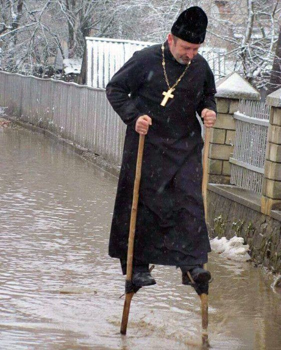 Закарпатский священник ходит по воде