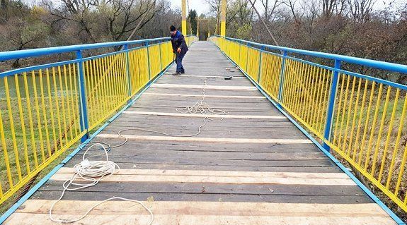 В Боздошском парке Ужгорода ремонтируют подвесной мост