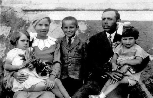Г-н Гринфилд (Максимилиан Грюнфельд в центре в детстве в селе Павлово, 1934 год. 