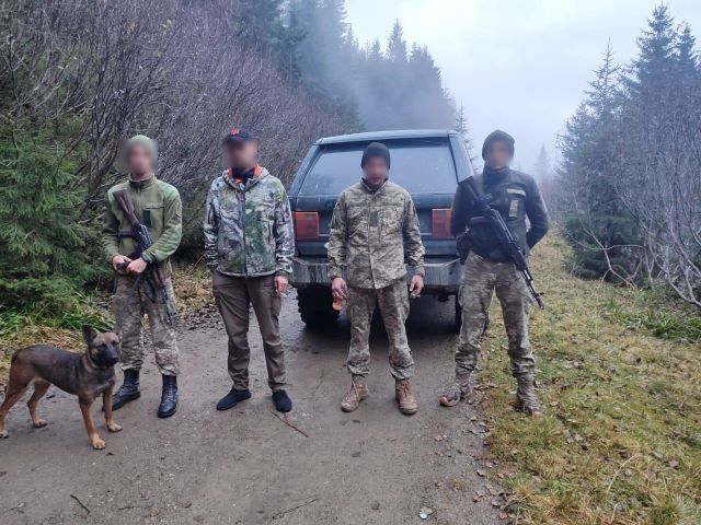В горах Закарпатья пограничники надыбали контрабандный Range Rover с "туристами"