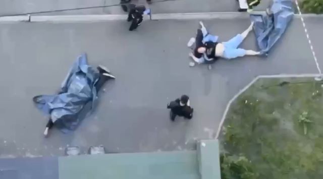 Смерть от самоубийцы: В Киеве женщина спрыгнула с высотки и упала на прохожую