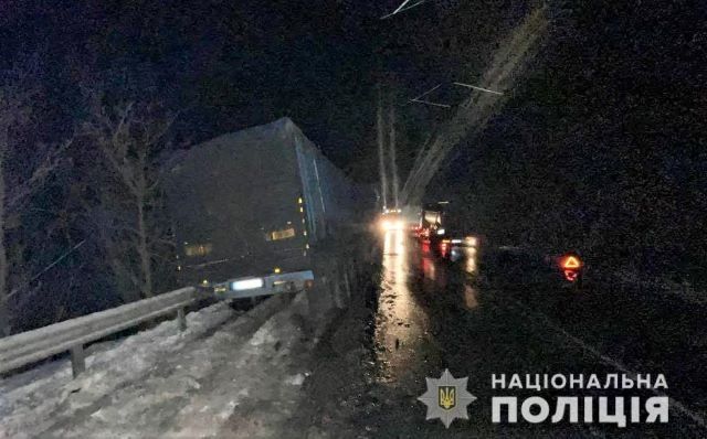 Авария под Лубнами - жестко столкнулись маршрутка, легковушка и 2 грузовика
