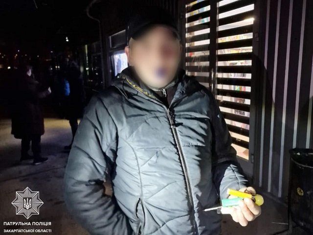В Ужгороде возле магазина избили и ограбили мужчину