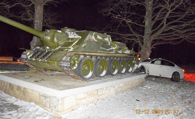 ДТП в Словакии: Два человека серьезно пострадали при столкновении с танком 