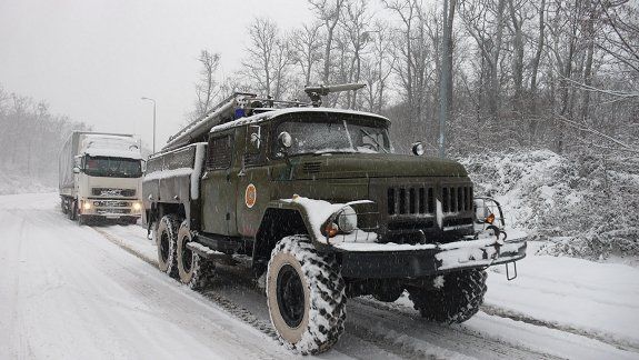 Спасатели на Закарпатье оказывают помощь водителям в период сильных снегопадов