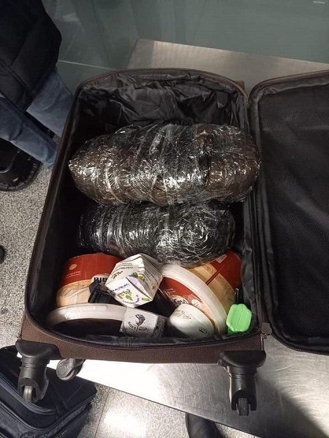 В аэропорту Борисполь взяли женскую бригаду наркокурьерш с полными чемоданами прекурсора