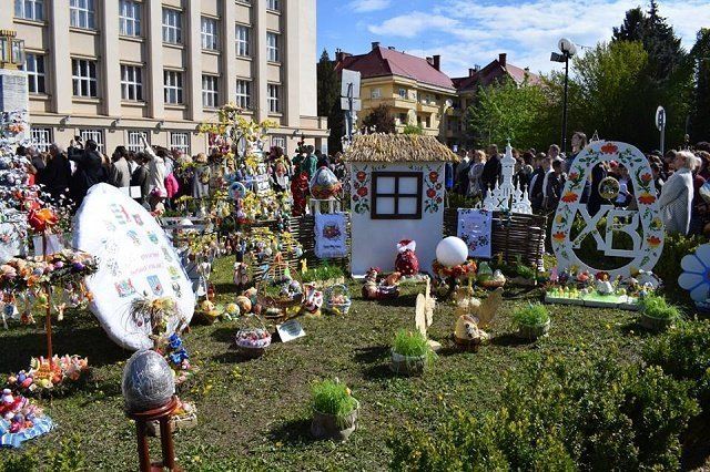Что украшает площадь Народную в Ужгороде?