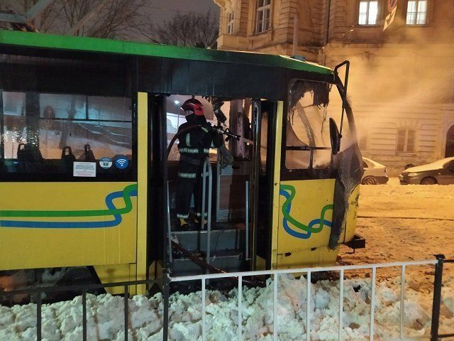 Во Львове загорелся трамвай, пытались потушить снегом