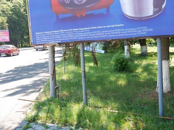 В Ужгороде избавляются от наружной рекламы