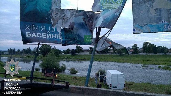 В Мукачеве пьяный на микроавтобусе въехал в металлическую конструкцию