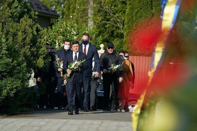 Зеленский 9 мая в Ужгороде возложил цветы к Вечному огню