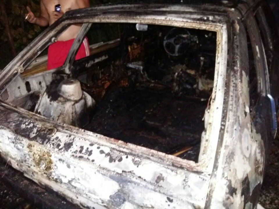 Перекинулось на соседа: В Закарпатье человеку сожгли любимую машину 