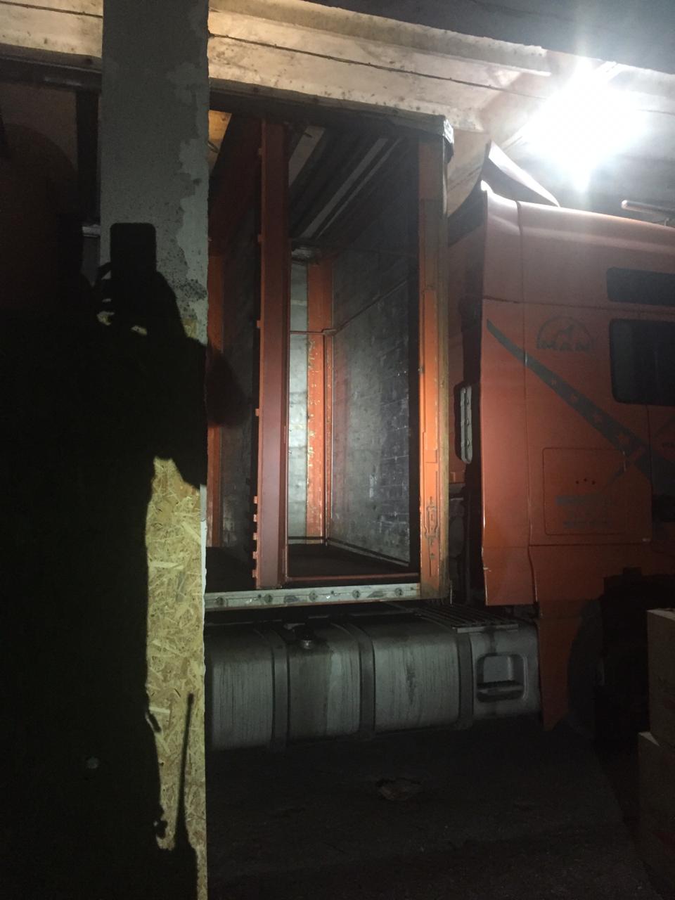 Потай перемістити сигарети вантажівкою через кордон Закарпаття намагався 32-річний громадянин Сербії