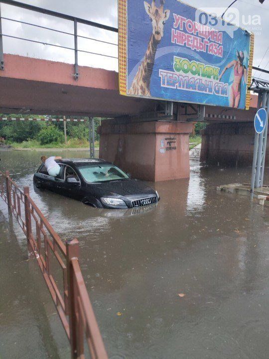 В Ужгороде в дождевой воде утонуло авто