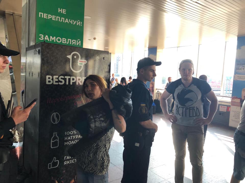Порошенко довел страну до ручки: На вокзале в Киеве срезали кошелек у нардепа Арьева