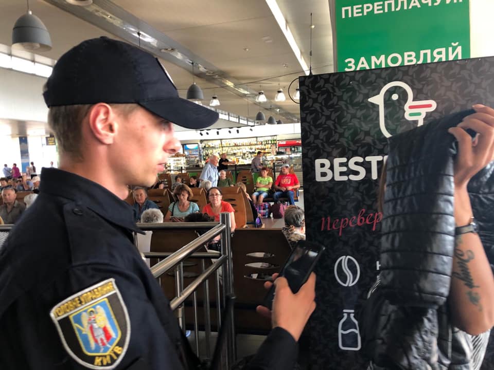 Порошенко довел страну до ручки: На вокзале в Киеве срезали кошелек у нардепа Арьева
