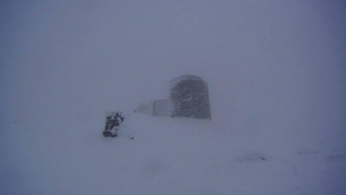 Карпати. На горі Піп Іван випало майже метр снігу
