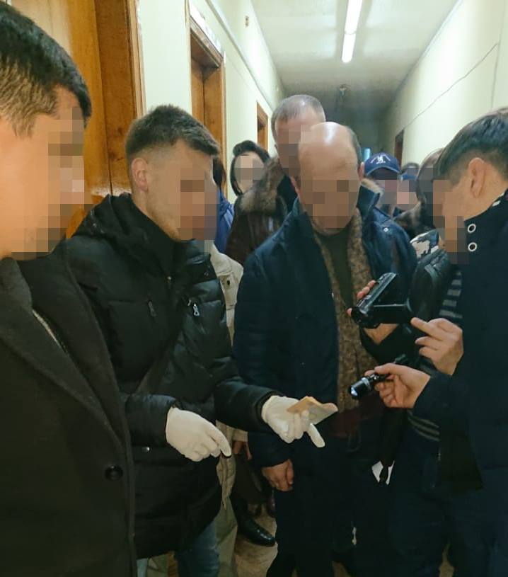 Львівські безпекаші спіймала на хабарі чиновника-держвиконавця