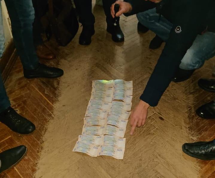 Львівські безпекаші спіймала на хабарі чиновника-держвиконавця