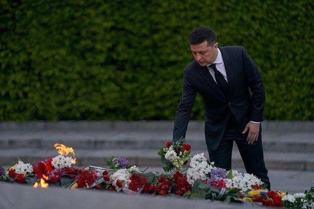 Зеленский 9 мая в Ужгороде возложил цветы к Вечному огню