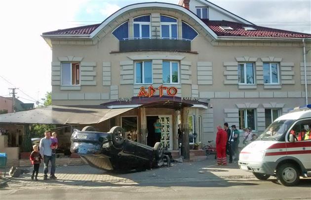 Авто в’їхало в готель у багатолюдному районі Ужгорода!
