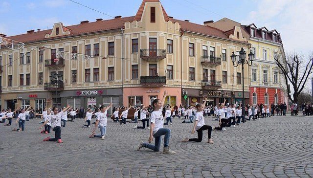 В обласном центре Закарпатья участники фестиваля "Весенний бал" провели масштабный флешмоб