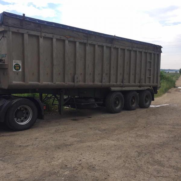 Затримана на Іршавщині вантажівка була вщерть заповнена сміттям зі Львова