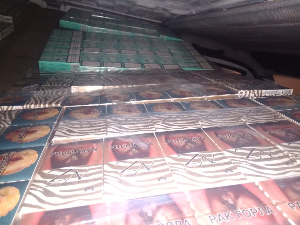 Прикордонники Закарпаття виявили в мікроавтобусі львів’янина сховок з цигарками