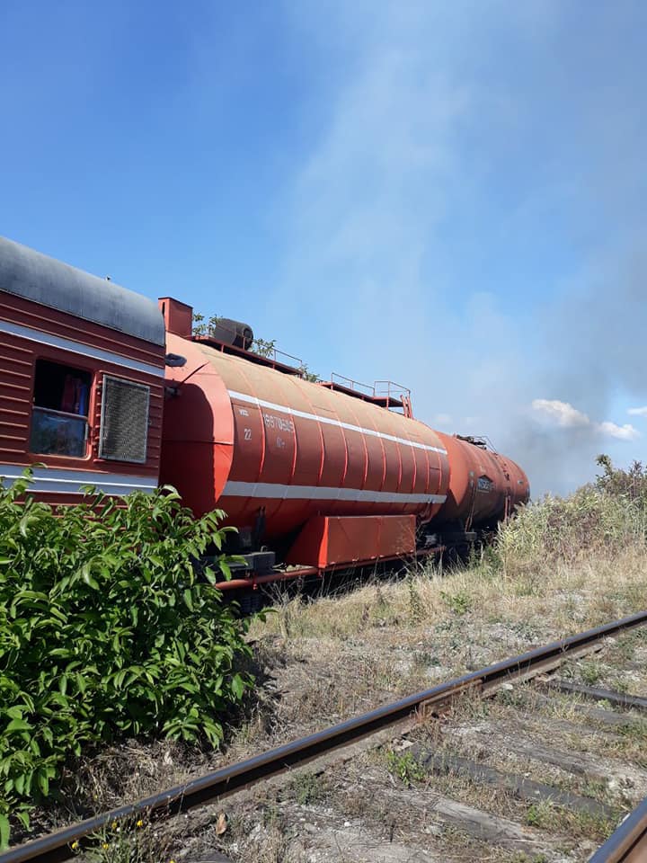 В Закарпатье пожарные тушили огонь на железнодорожном пути 